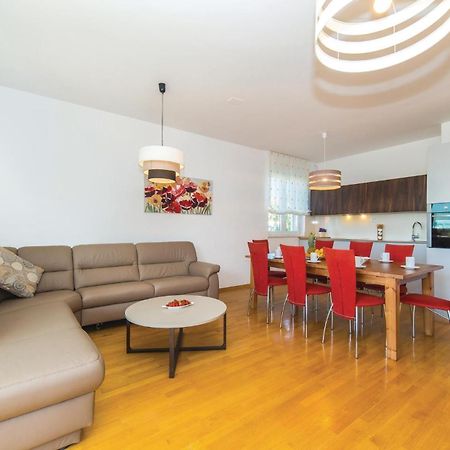 1 Bedroom Stunning Apartment In Kastel Gomilica Kastela Bagian luar foto
