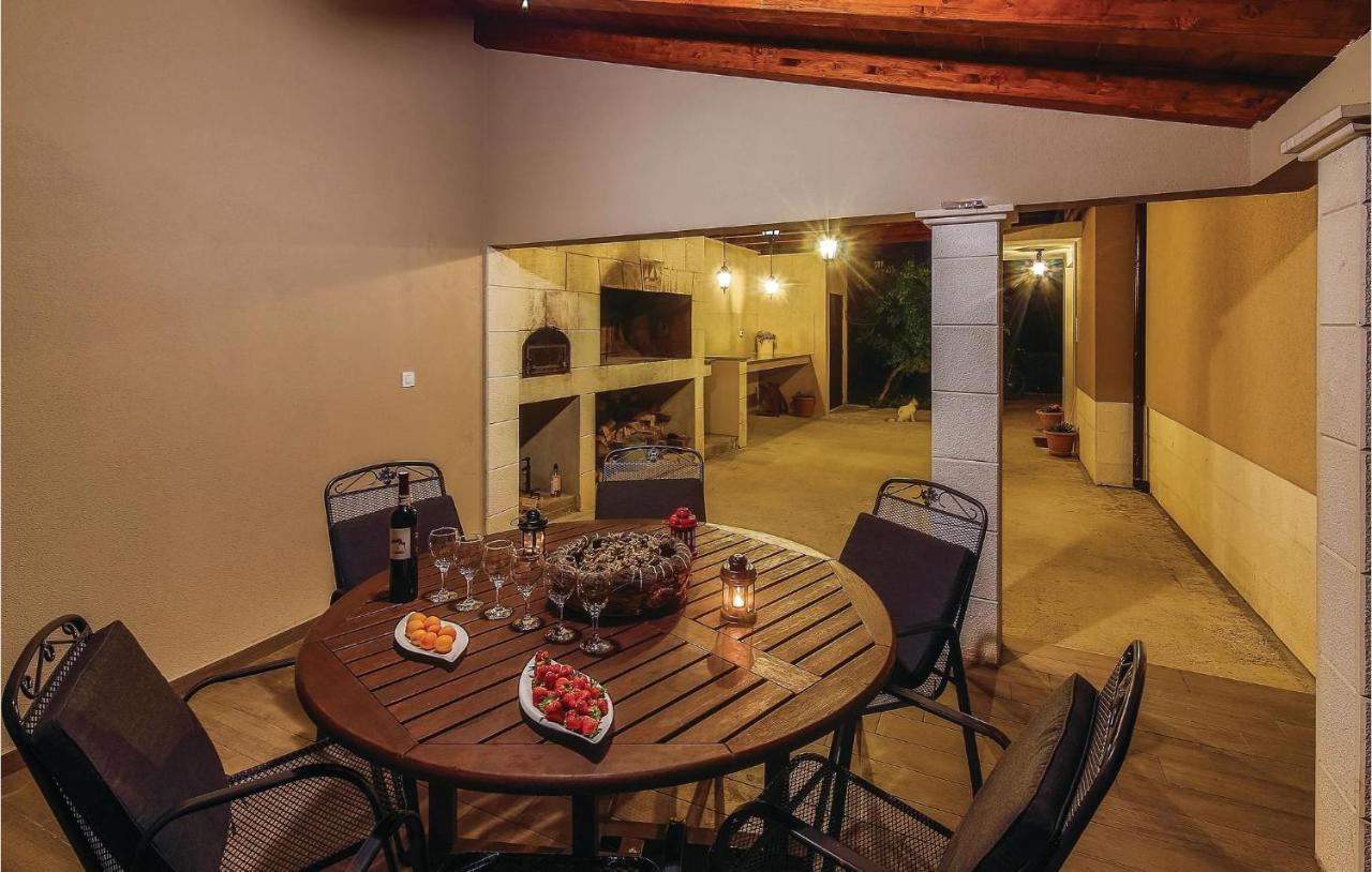 1 Bedroom Stunning Apartment In Kastel Gomilica Kastela Bagian luar foto