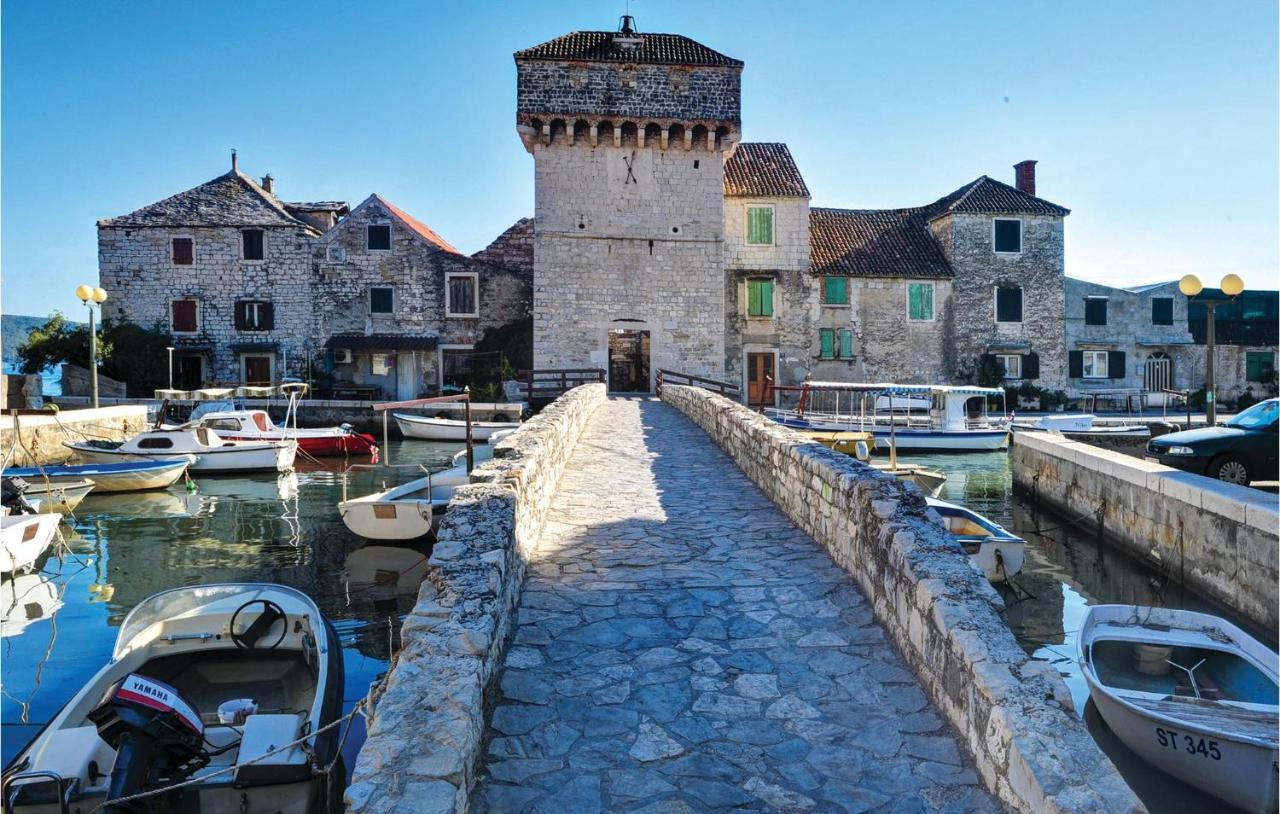 1 Bedroom Stunning Apartment In Kastel Gomilica Kastela Bagian luar foto